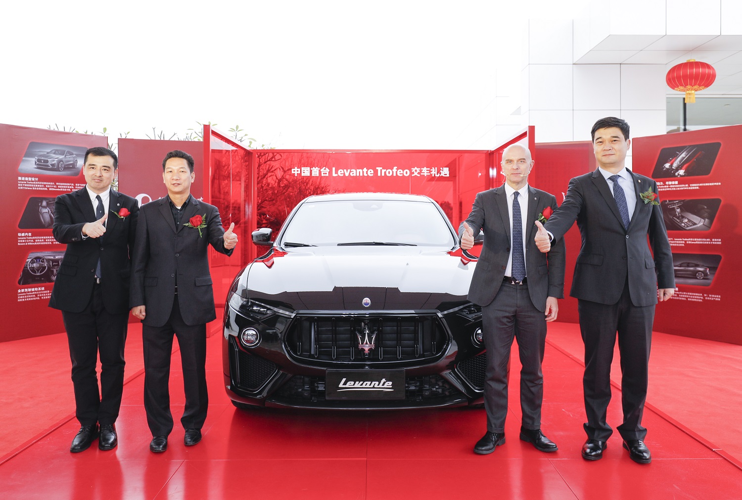 Levante Trofeo全國首位車主交車儀式（左一：闖剛，左二：余先生，右一：宋平，右二：薄亞銘）