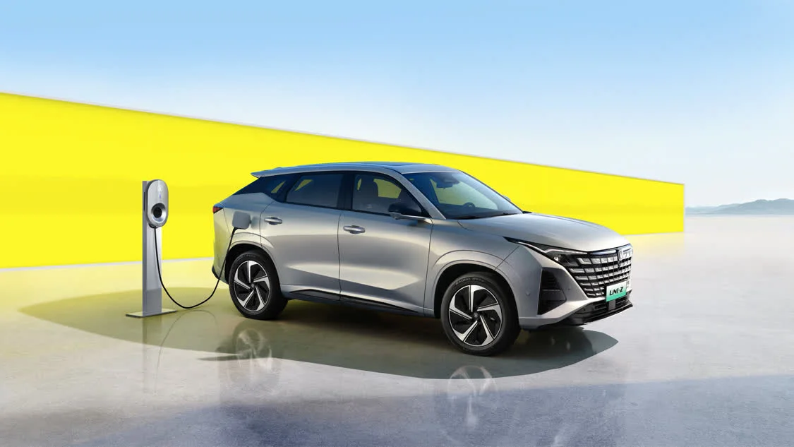 配寧德時代電池/130km純電續(xù)航 26款長安UNI-Z PHEV限時9.89萬元起