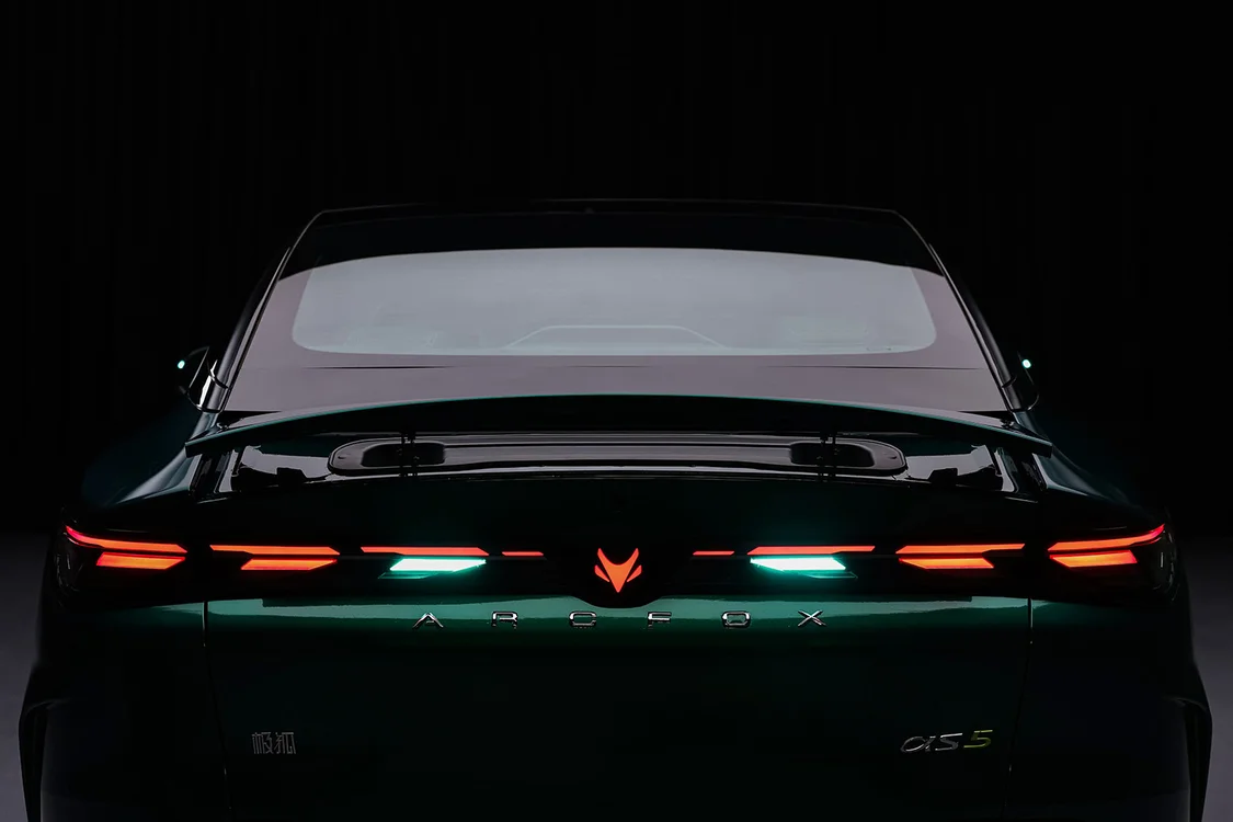 增程/純電兩種動力 極狐全新阿爾法S5預(yù)售補貼價11.28萬起